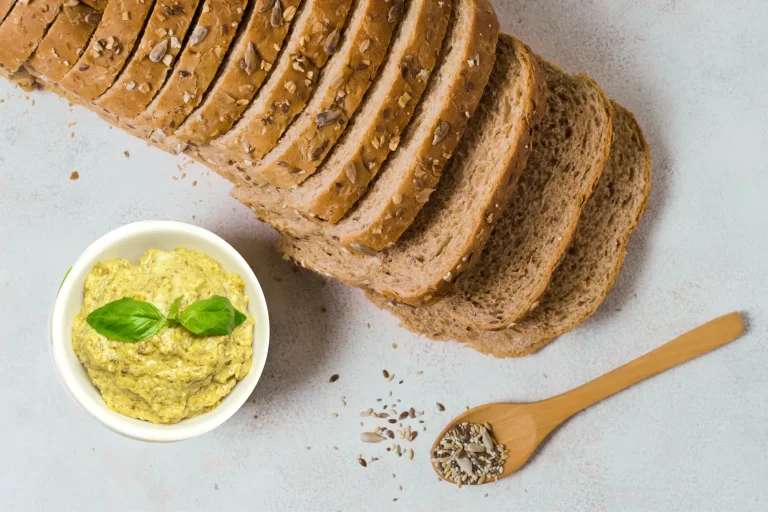 Pão de Forma de Gergelim com Pesto de Manjericão