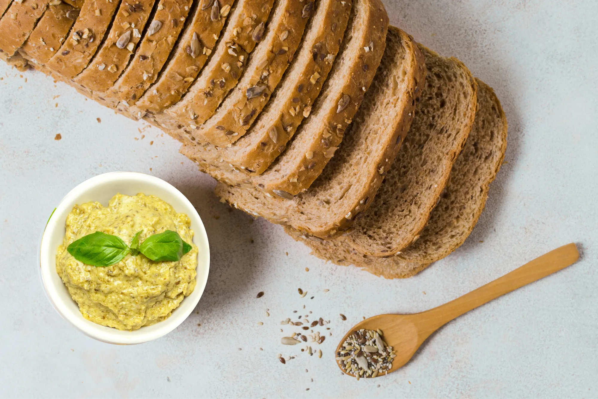 Pão de Forma de Gergelim com Pesto de Manjericão