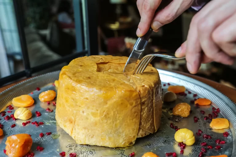Queijo vegano com geleia de damasco, uma combinação única e deliciosa.