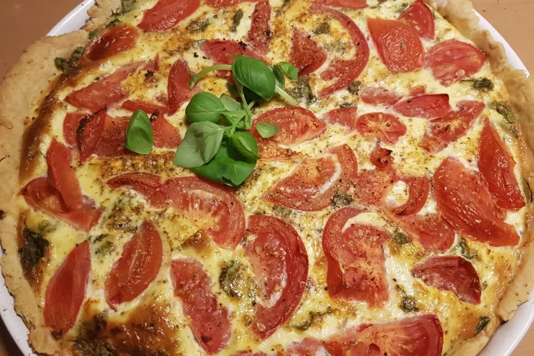 Torta Salgada de Queijo Vegano com Tomate Seco e Manjericão