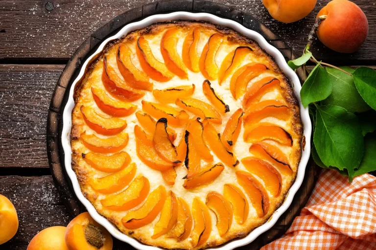 Torta de Pêssego com Doce de Leite Vegano e Ameixa