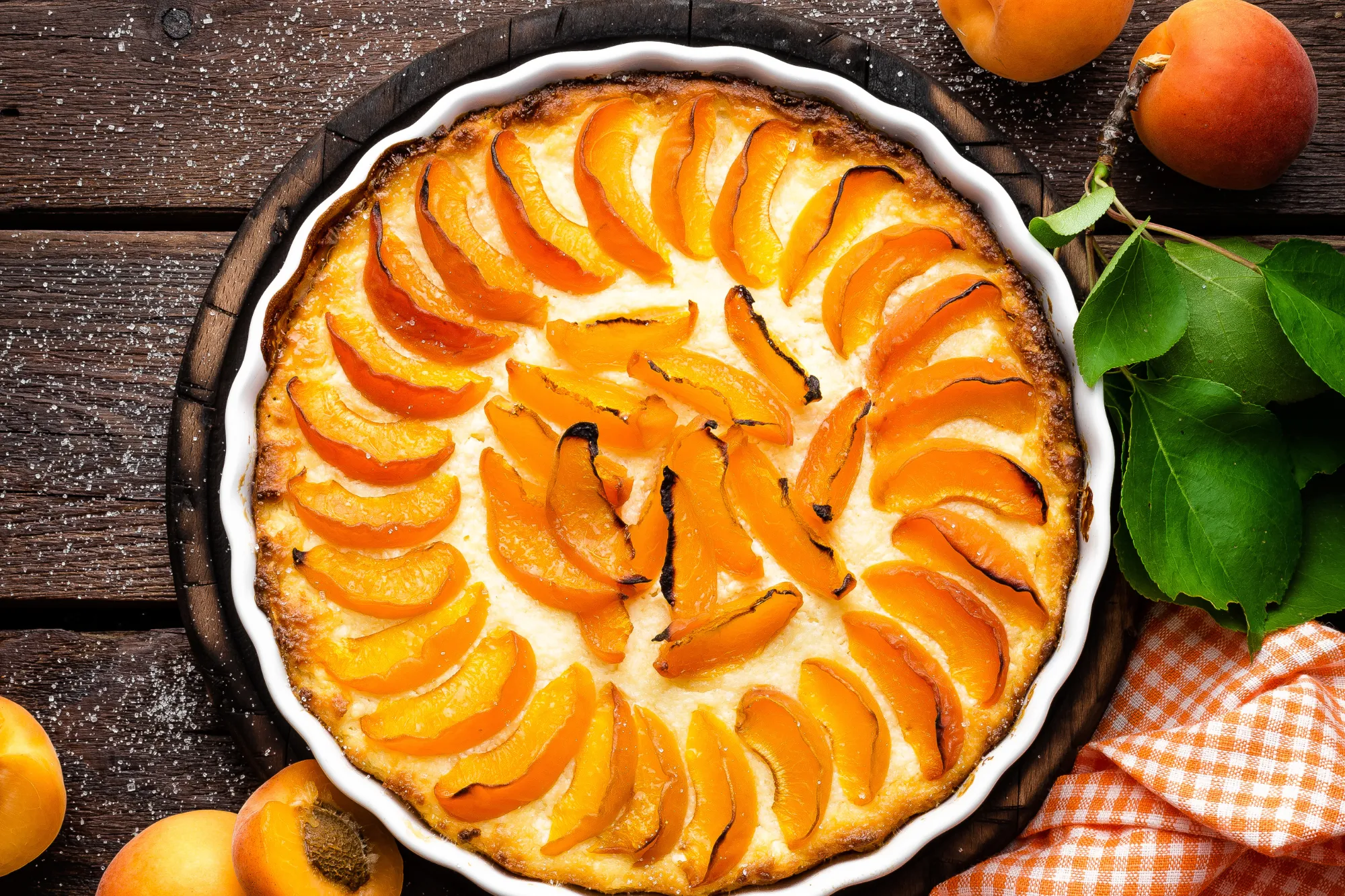 Torta de Pêssego com Doce de Leite Vegano e Ameixa