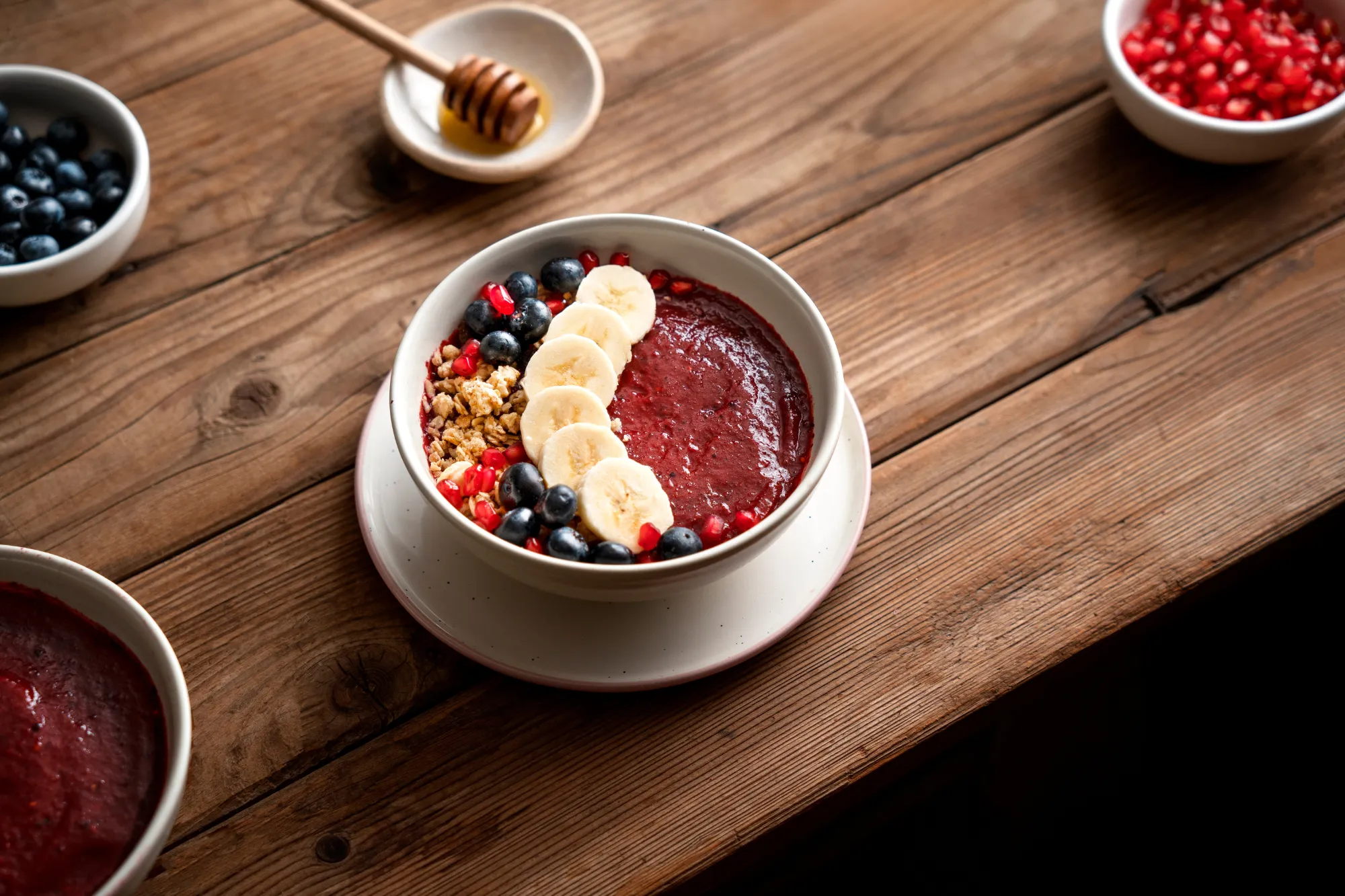 Mingau de Banana com Chocolate e Frutas Vermelhas